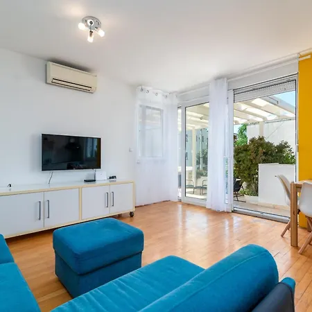 Apartment With Parking Space - 25406 *