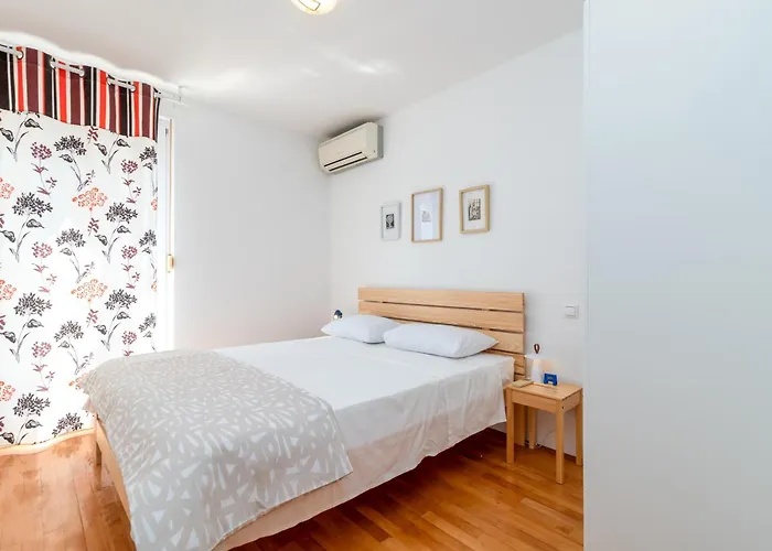 With Parking Space - 25406 Trogir
