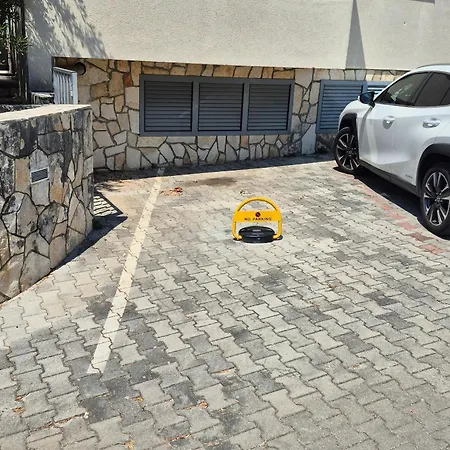 With Parking Space - 25406 Трогір